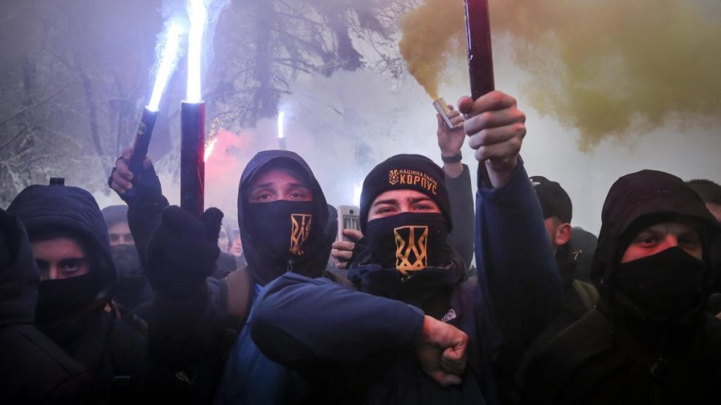 Ιταλός δημοσιογράφος: «Μόνο σβάστικες και βιβλία για τα SS είδα στην Ουκρανία – Τα δυτικά ΜΜΕ λένε ψέματα»