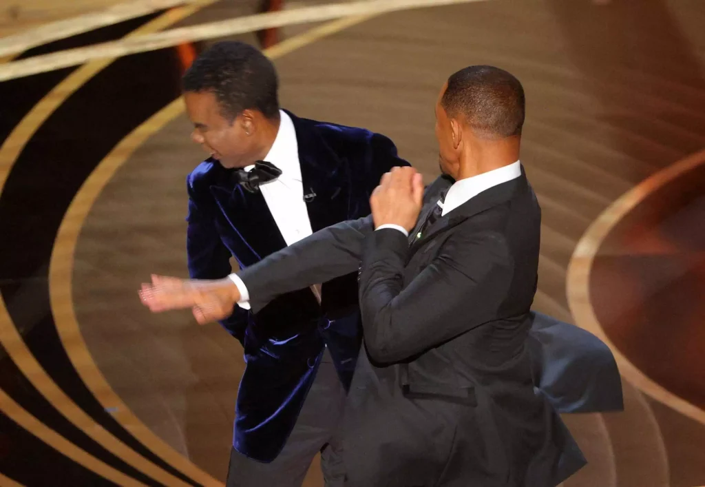 Oscars 2022: Ο Γουίλ Σμιθ χαστούκισε τον Κρις Ροκ επειδή κορόιδεψε τη γυναίκα του! (βίντεο)