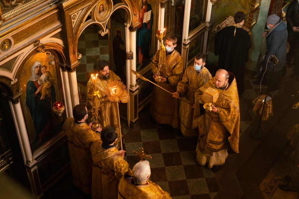 Βίντεο: Ουκρανοί νεοναζί εισέβαλαν σε ορθόδοξη εκκλησία και απήγαν τον ιερέα!