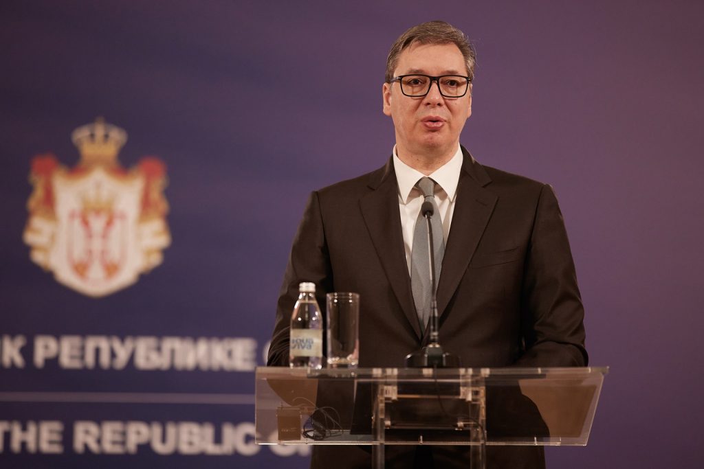 Viral έγινε ο Σέρβος πρόεδρος που χαιρετάει… το απόλυτο κενό! (βίντεο)