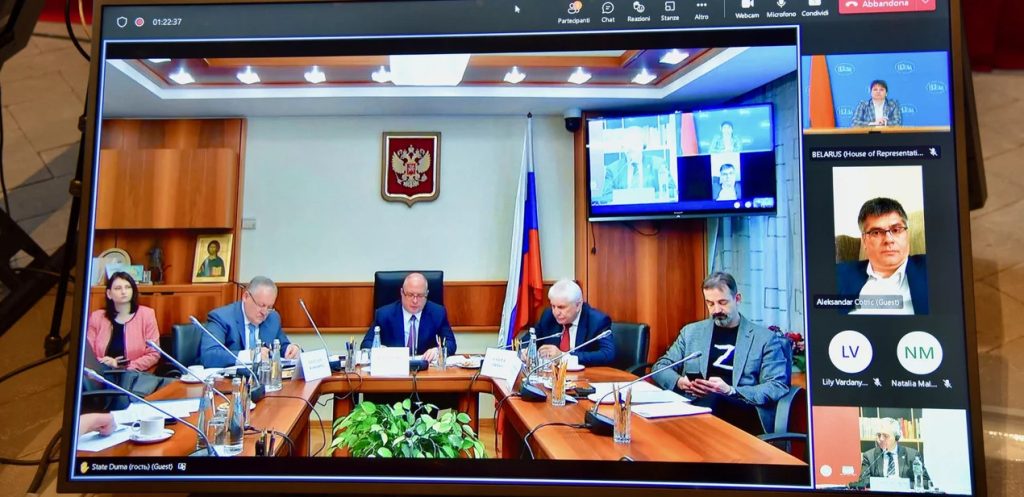 Ο Μ.Χαρακόπουλος της ΝΔ ενοχλήθηκε με την ενδυμασία Ρώσου: Φορούσε μπλούζα με το «Ζ»