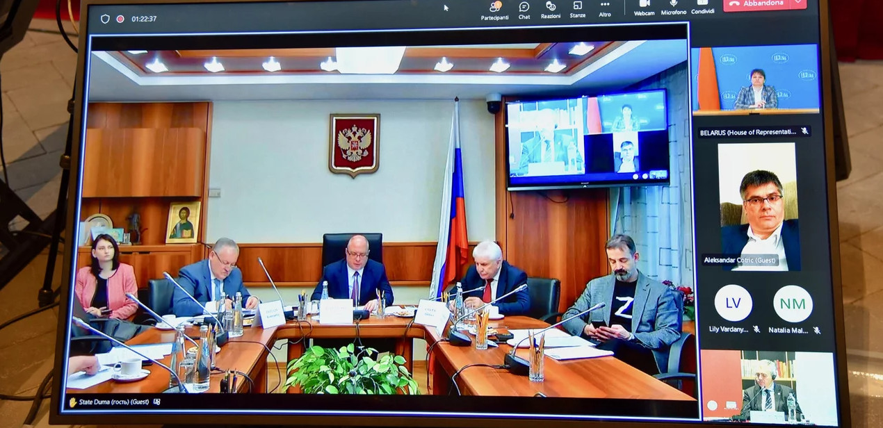 Ο Μ.Χαρακόπουλος της ΝΔ ενοχλήθηκε με την ενδυμασία Ρώσου: Φορούσε μπλούζα με το «Ζ»