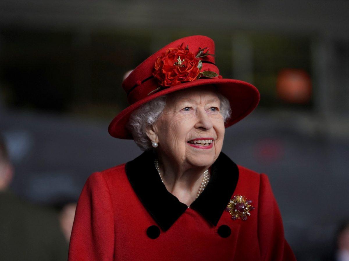 Η Βασίλισσα Ελισάβετ υποβασταζόμενη από τον Κάρολο στο μνημόσυνο του Φίλιππου – Δυσκολία στο περπάτημα (βίντεο)