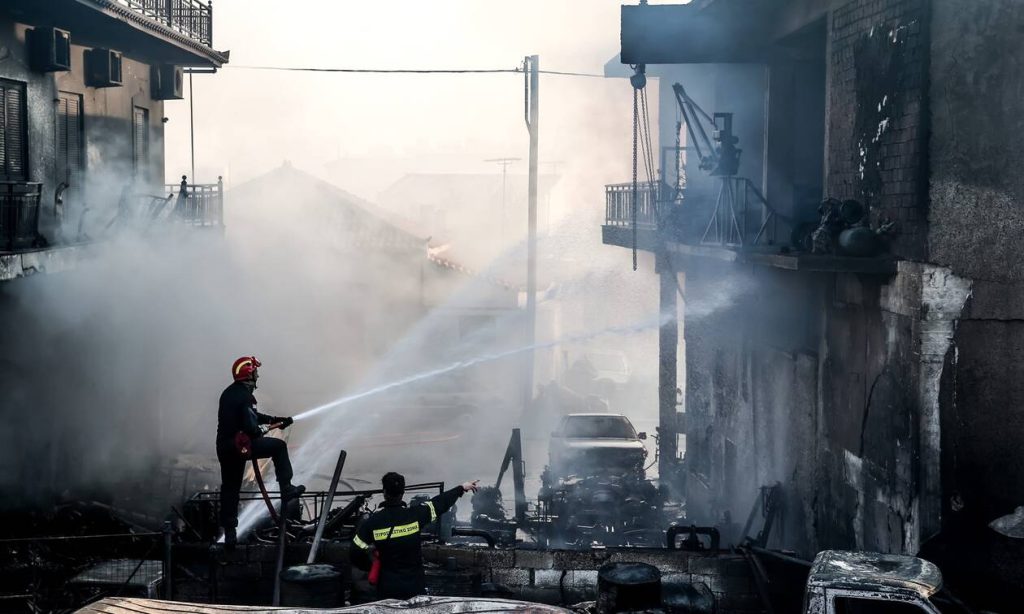 Σε εξέλιξη πυρκαγιά σε μάντρα αυτοκινήτων – Κλειστή η έξοδος της Αττικής Οδού προς Άνω Λιόσια