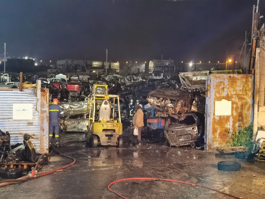 Ασπρόπυργος: Μεγάλη φωτιά σε μάντρα αυτοκίνητων (φώτο)