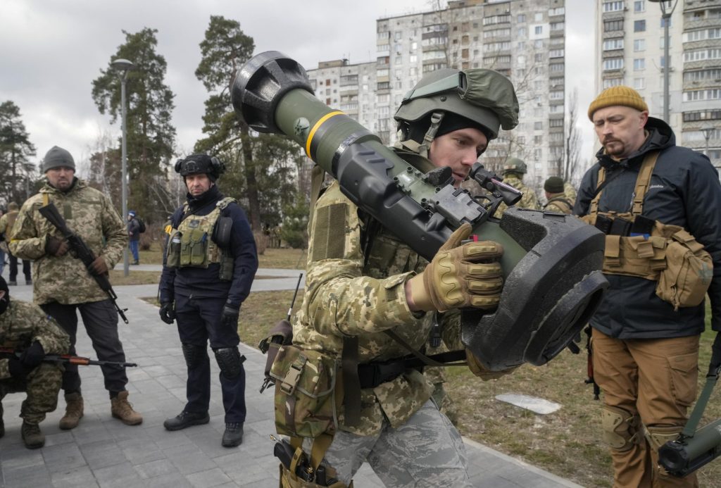 Ουκρανία: «Οι Ρώσοι συνεχίζουν να βομβαρδίζουν έξω από το Κίεβο και το Τσερνίχιβ»