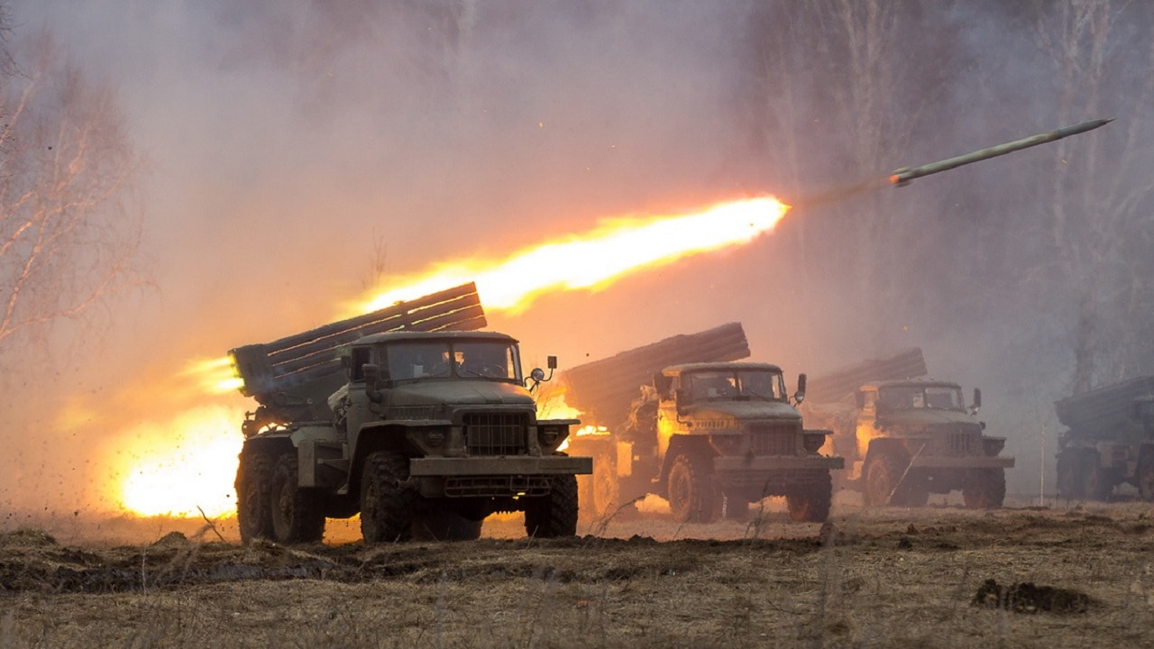 Ρώσοι ισοπέδωσαν με πυραύλους Grad θέσεις στο Χάρκοβο – «Εξαϋλώθηκαν» αποθήκες καυσίμων στην δυτική Ουκρανία