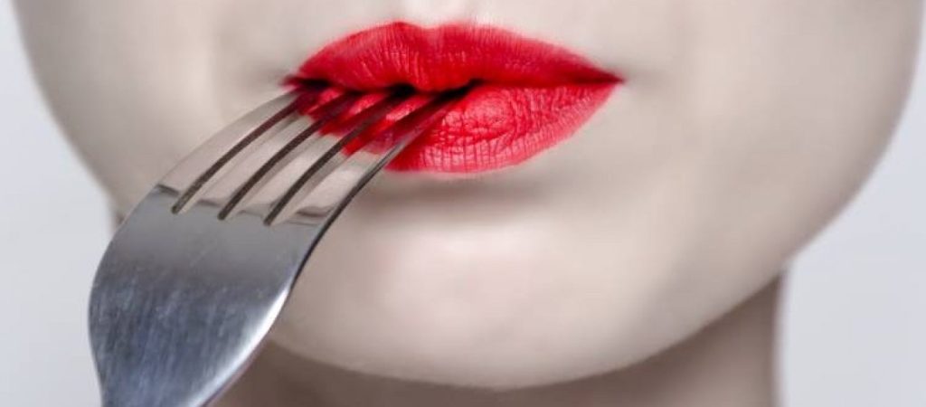 Έχετε μεταλλική γεύση στο στόμα; – Δείτε πού οφείλεται