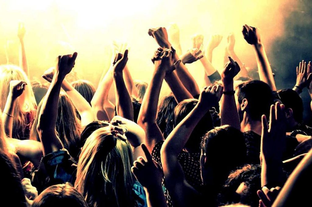 Νέα έρευνα: Το ελληνικό νησί που κέρδισε την παγκόσμια πρωτιά στη νυχτερινή ζωή! (φώτο)