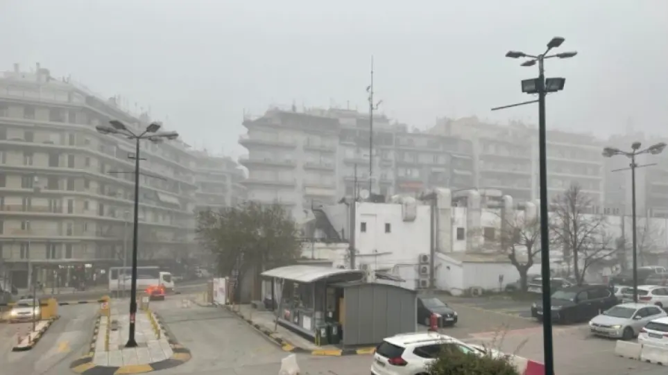 Πυκνή ομίχλη «σκέπασε» τη Θεσσαλονίκη – Η ορατότητα δεν ξεπερνούσε τα 500 μέτρα (φώτο)