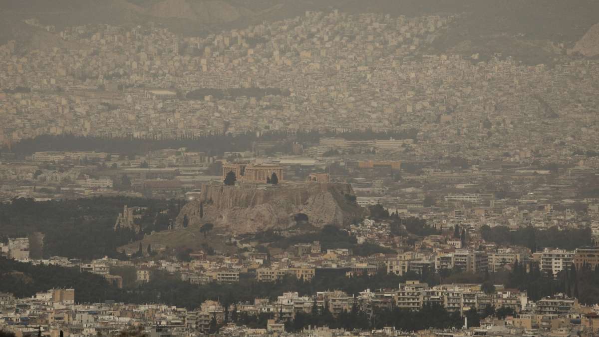 Καιρός: «Πνίγει» τη χώρα η αφρικανική σκόνη – Κορύφωση του φαινομένου σήμερα & αύριο (χάρτης)