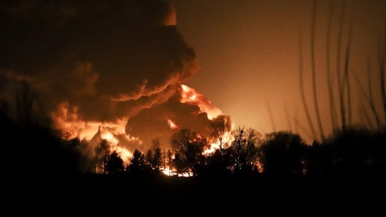 Ουκρανοί φέρεται να επιτέθηκαν με ελικόπτερα αποθήκη καυσίμων σε ρωσική πόλη κοντά στα σύνορα