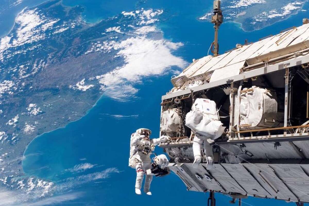 Αστροναύτης φωτογραφήθηκε από το έδαφος να κάνει εργασίες έξω από τον Διαστημικό Σταθμό!