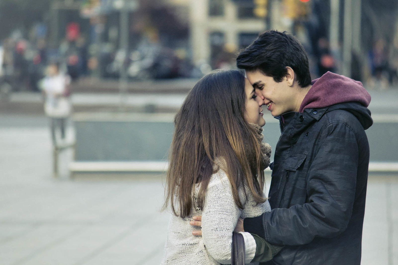 Ψυχολογία αρωμάτων και έλξη: Μπορείς να ερωτευτείς κάποιον από τη μυρωδιά του;