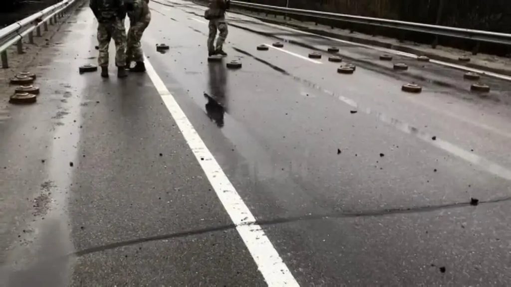 Βίντεο: Ουκρανοί στρατιώτες βγάζουν νάρκες από τον δρόμο με τα… πόδια!