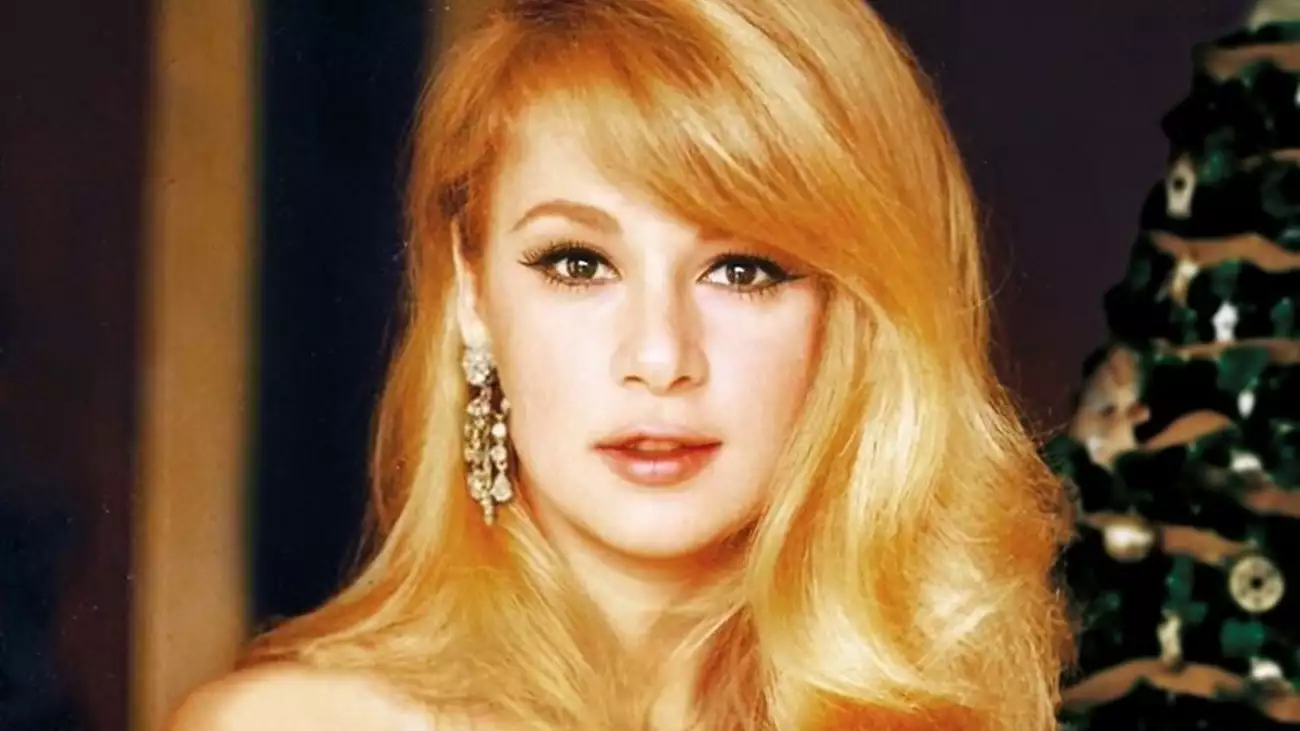 Σπάνιο κλικ: Η Αλίκη Βουγιουκλάκη με μακριά μαύρα μαλλιά και αφέλειες (φωτο)