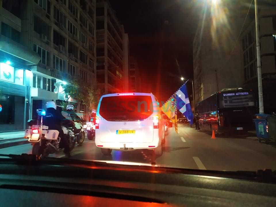 Βίντεο: Με το γνωστό σύνθημα, ρωσικές σημαίες και «Ελλάδα, Ρωσία, Ορθοδοξία» υποδέχτηκαν τον Κ.Μητσοτάκη (upd)