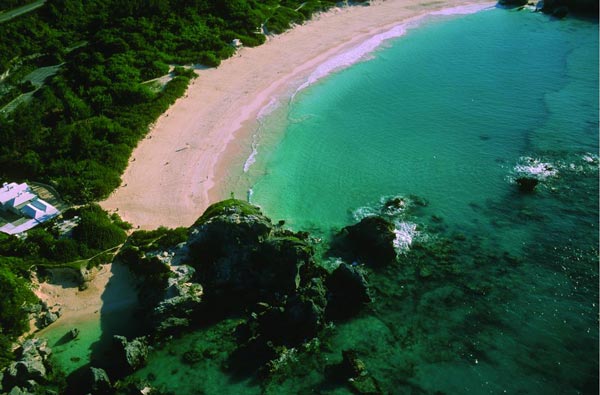 «Μαγικές» εικόνες: Επτά απίθανες… ροζ παραλίες του κόσμου!