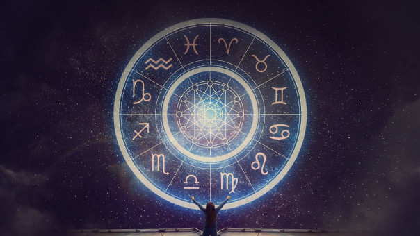 Από κοντά τίποτα: Έξι ζευγάρια ζωδίων που έχουν καλή χημεία μόνο… διαδικτυακά