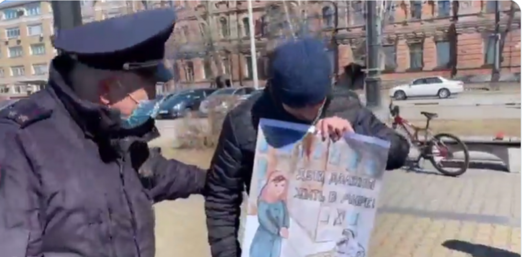 Σηκωτούς παίρνουν τους αντιπολεμικούς διαδηλωτές στην Ρωσία (Βίντεο)