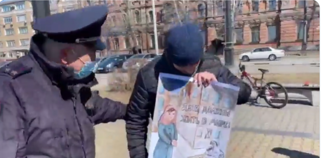 Σηκωτούς παίρνουν τους αντιπολεμικούς διαδηλωτές στην Ρωσία (Βίντεο)