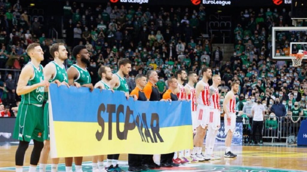 Οι παίκτες του σερβικού Ερυθρού Αστέρα αρνήθηκαν να κρατήσουν πανό για Ουκρανία που τους έδωσαν οι Λιθουανοί (βίντεο)