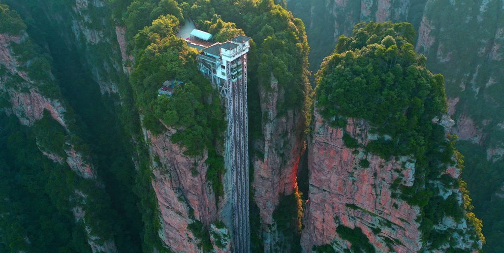 Αυτό είναι τo ψηλότερο υπαίθριο ασανσέρ στον κόσμο που μεταφέρει τους αναβάτες στα βουνά (φώτο)