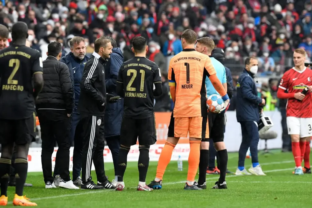 Απίστευτη γκάφα από την Μπάγερν Μονάχου: Έπαιζε με 12 παίκτες – Κινδυνεύει να χάσει το ματς στα χαρτιά