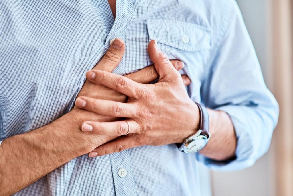 Πόνος στο στήθος: Αυτές είναι οι πιθανές αιτίες πλην της καρδιάς