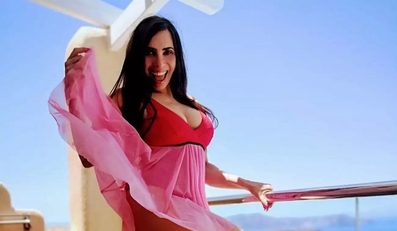 Μάγκυ Χαραλαμπίδου: Ξάπλωσε πάνω στο τραπέζι και προκάλεσε «καρδιακά» (βίντεο)