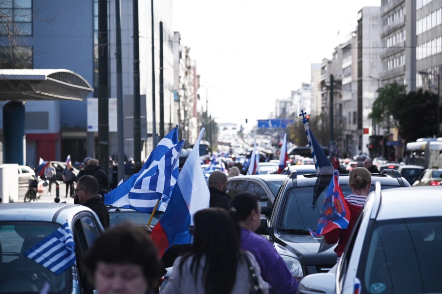 Ουκρανοί καθεστωτικοί κάνουν αντισυγκέντρωση στους πολίτες που διαδηλώνουν υπέρ Ρωσίας (φώτο)