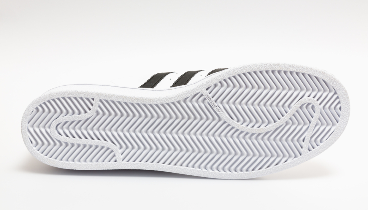 Δείτε πώς θα καθαρίσετε τις σόλες των παπουτσιών που κιτρίνισαν