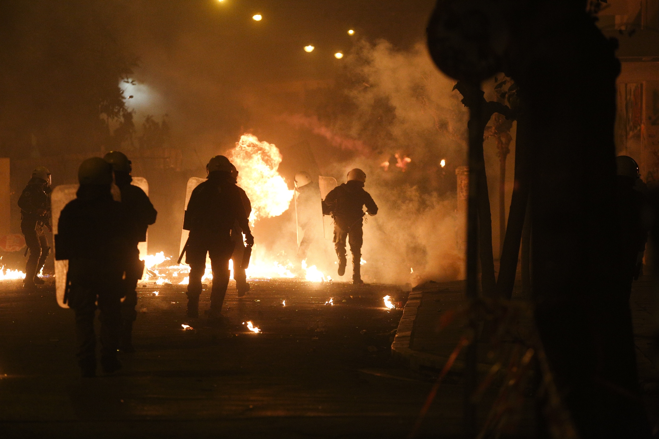 Ένταση στα Εξάρχεια: Άγνωστοι πέταξαν μολότοφ σε αστυνομικούς και έβαλαν φωτιές σε κάδους