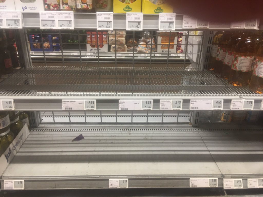 «Άδειασαν» τα ράφια στα γερμανικά σούπερμαρκετ – Δεν υπάρχει αλεύρι και ηλιέλαιο