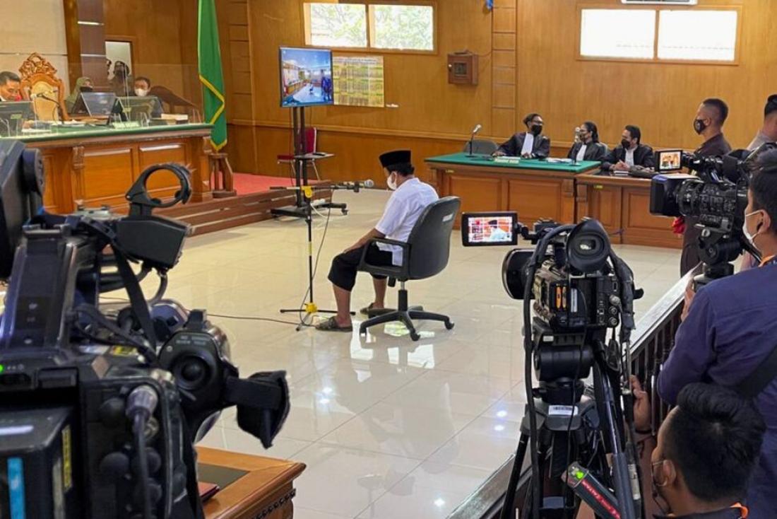 Ινδονησία: Σε θάνατο καταδικάστηκε δάσκαλος για τον βιασμό 13 μαθητριών