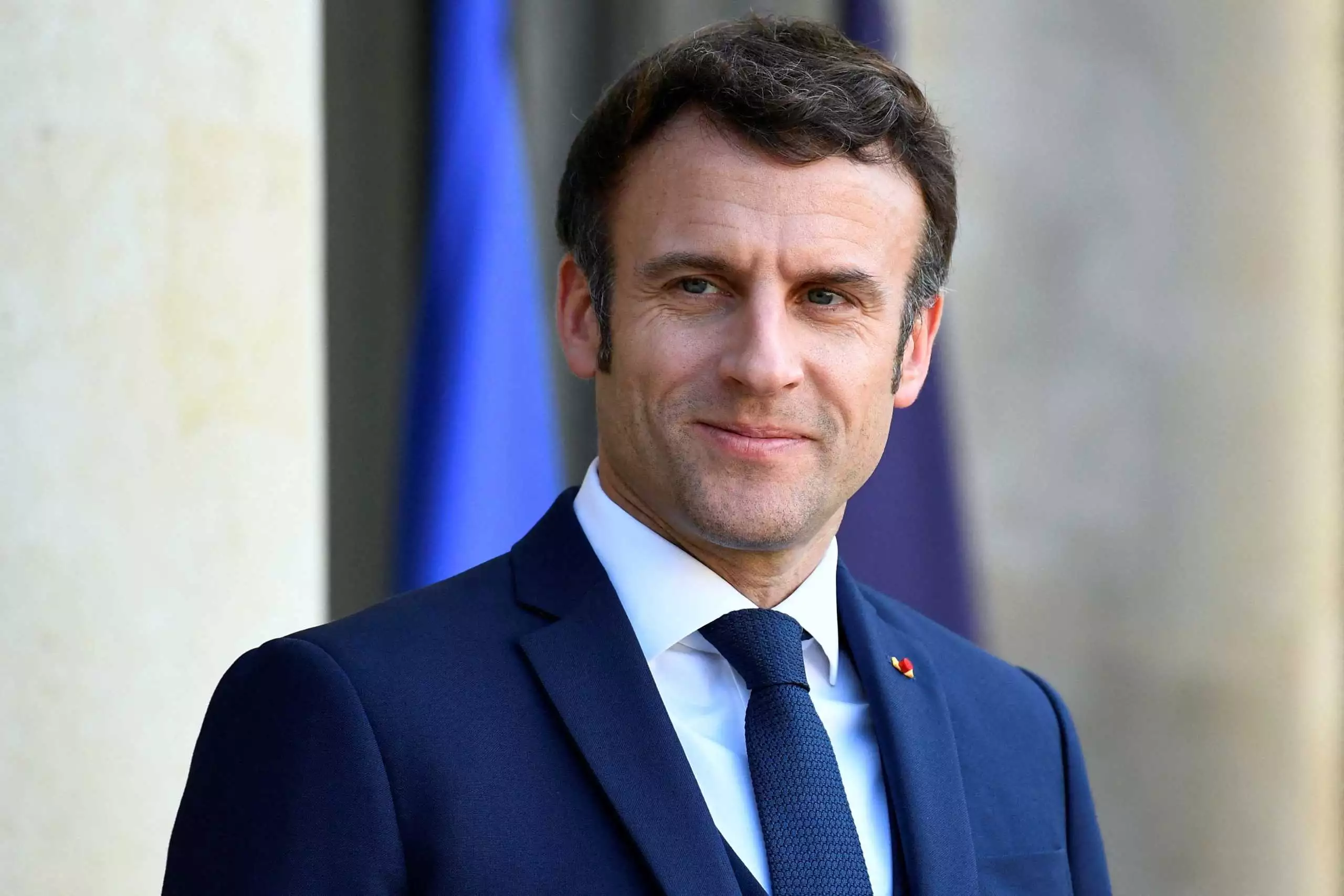 Συστημικά γαλλικά ΜΜΕ καλούν ανοιχτά τους πολίτες να ψηφίσουν Ε.Μακρόν: «Να μην πάρει την εξουσία η Μ.Λεπέν»