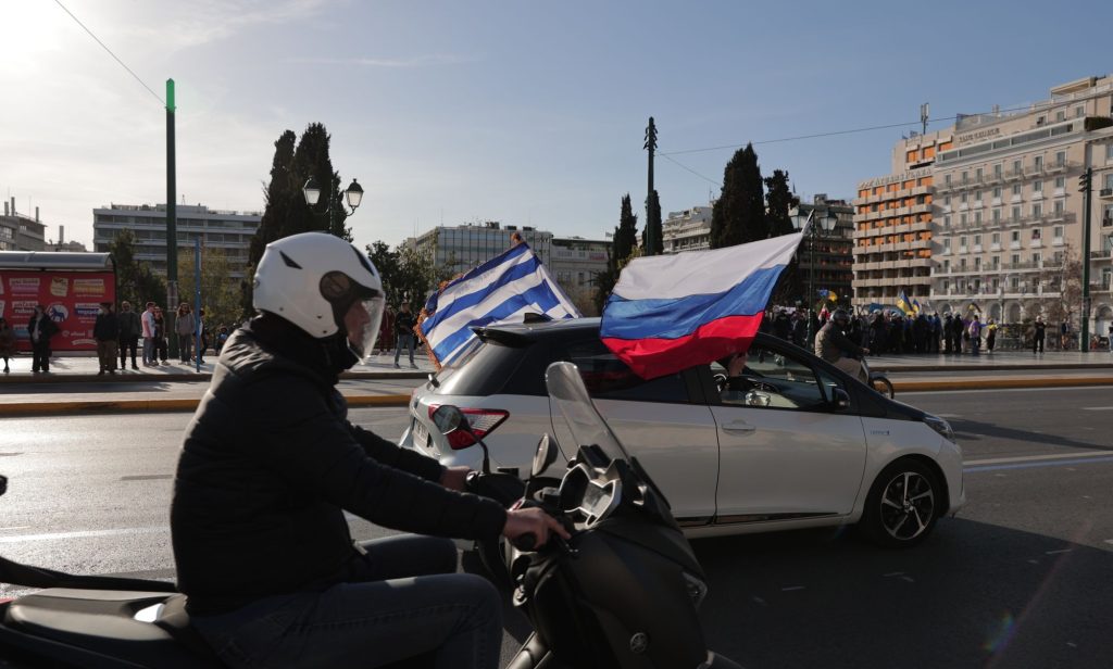 Ουκρανοί κτύπησαν και τραυμάτισαν 7χρονο παιδί που συμμετείχε στη διαδήλωση στην Αθήνα (βίντεο)