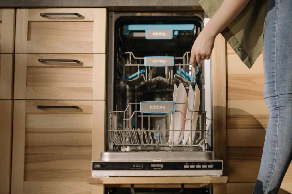Τρία πράγματα που μπορείτε να πλύνετε στο πλυντήριο πιάτων εκτός από πιάτα και σκεύη