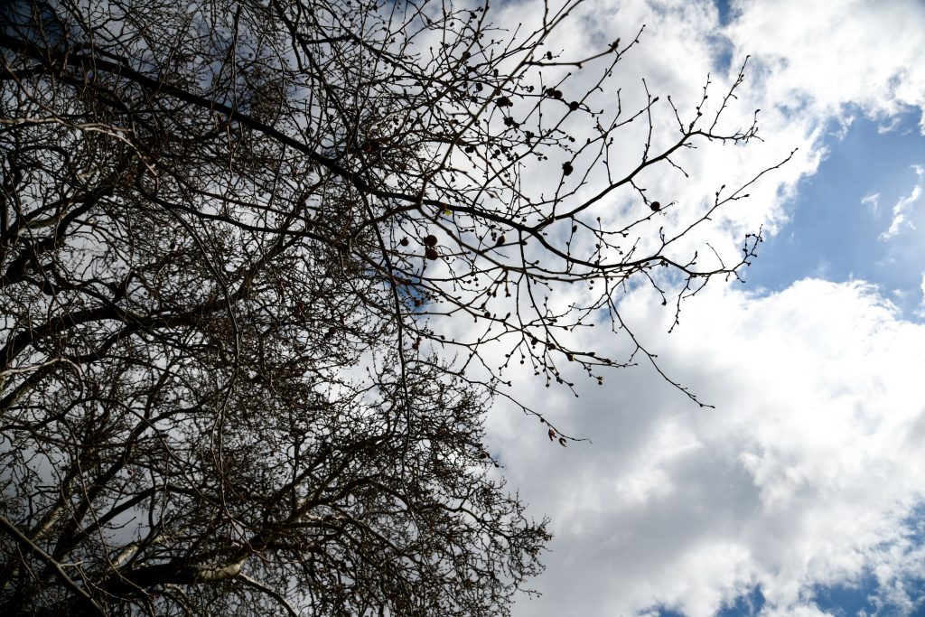 Καιρός: Συννεφιά και πτώση της θερμοκρασίας σήμερα – Πού θα βρέξει