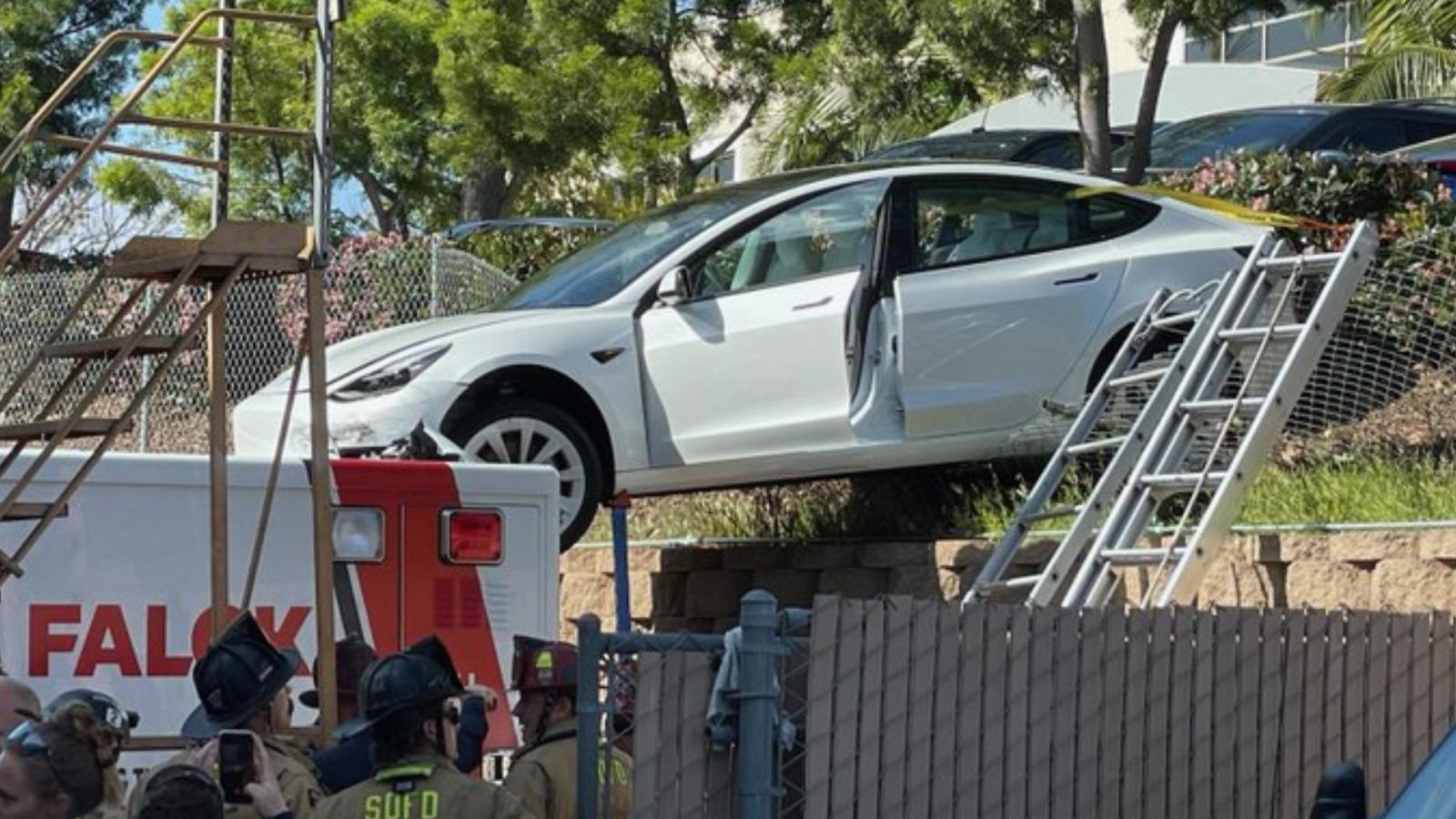Καλιφόρνια: Δεν πίστευαν στα μάτια τους – Tesla Model 3 «προσγειώθηκε» πάνω σε ασθενοφόρο (φώτο-βίντεο)