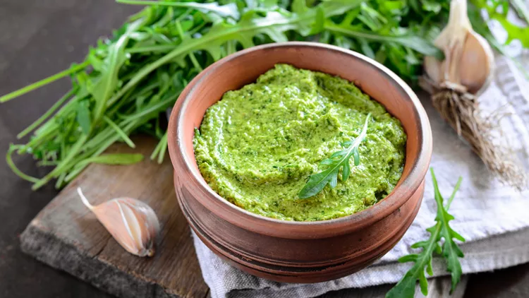 Πέστο: Τα οφέλη για την υγεία μας και η διατροφική αξία για την αγαπημένη σάλτσα