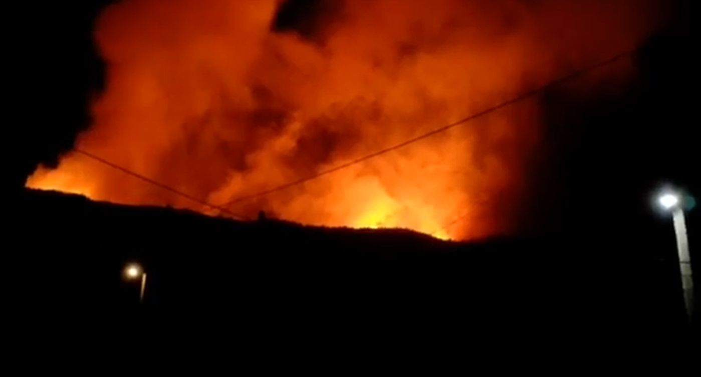 Ανεξέλεγκτη μαίνεται η δασική πυρκαγιά στο Λιβαδάκι Ηλείας – Εκκενώθηκε το χωριό