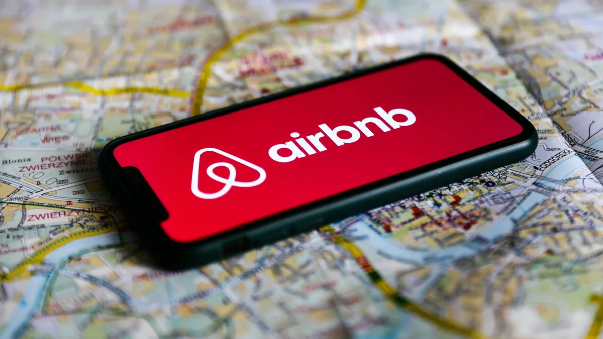 Η Airbnb αναστέλλει τις δραστηριότητές της από Ρωσία και Λευκορωσία