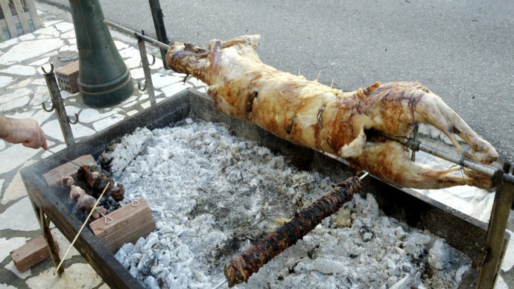 Η ακρίβεια «απειλεί» το φετινό σούβλισμα του οβελία – Στα 20 ευρώ το σακί με κάρβουνα