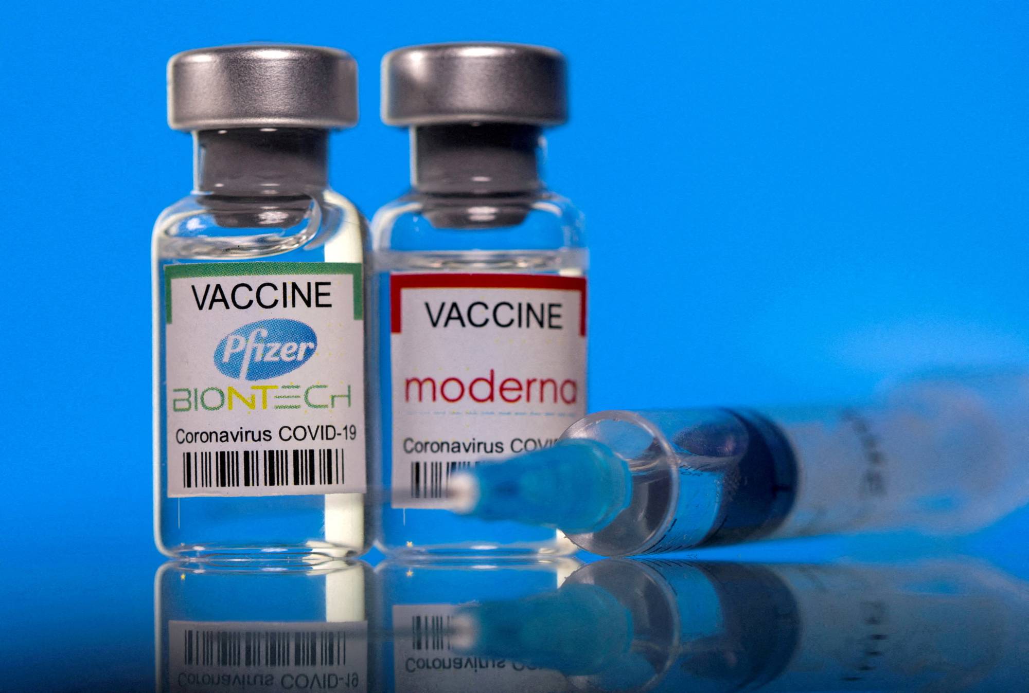 Ενισχυτική δόση εμβολίου για Covid-19: Τι σχεδιάζουν Pfizer, Moderna και AstraZeneca – Πότε θα την κάνουμε