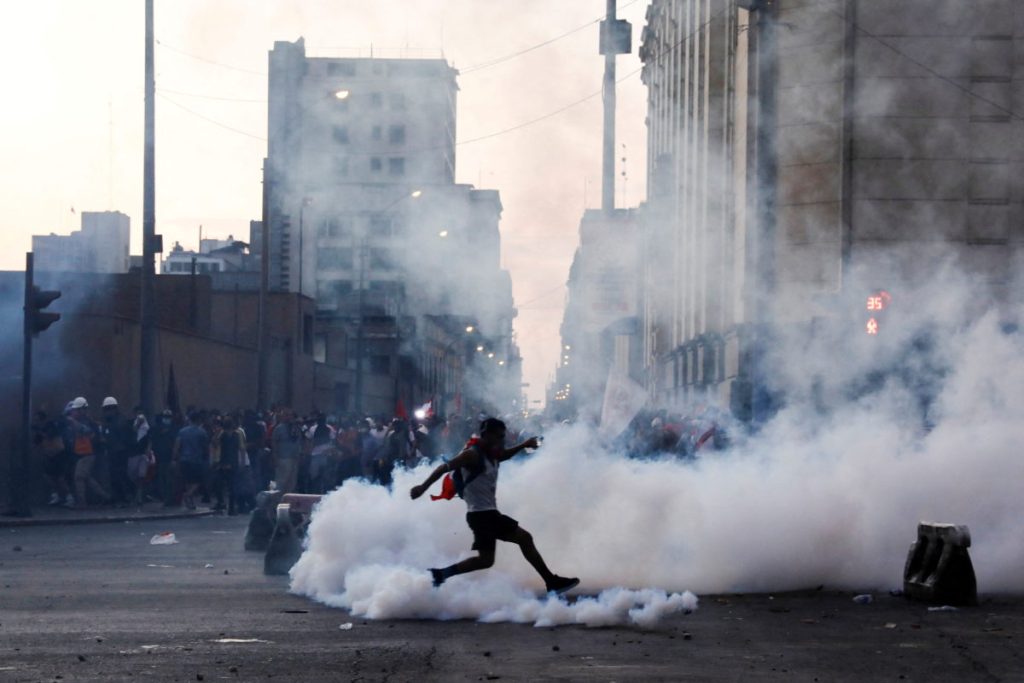 Περού: Βίαια επεισόδια για το κύμα ακρίβειας – Στους δρόμους «κατεβάζει» η κυβέρνηση τον στρατό (φώτο)