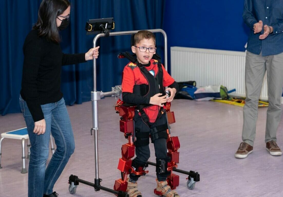 Ισπανία: 12χρονος με αναπηρία κατάφερε να πάει σχολείο και  «ξαναπερπάτησε» με ρομποτικό εξωσκελετό
