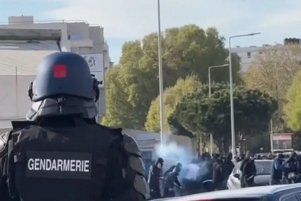 Μαρσέιγ – ΠΑΟΚ: Νέος γύρος επεισοδίων πριν την έναρξη του αγώνα έξω από το Βελοντρόμ – Γάλλοι αστυνομικοί τραυματίστηκαν (βίντεο)