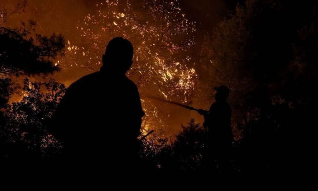 Σε εξέλιξη βρίσκεται φωτιά σε δασική έκταση στην Αρήνη Ηλείας