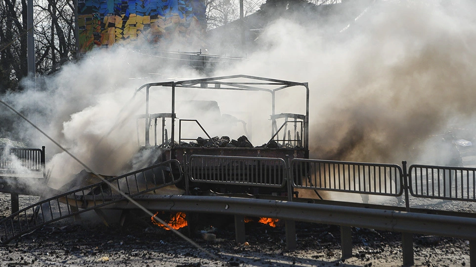 Οι Ουκρανοί δηλώνουν ότι οι Ρώσοι βομβάρδισαν σιδηροδρομική γραμμή στο Ντονιέτσκ